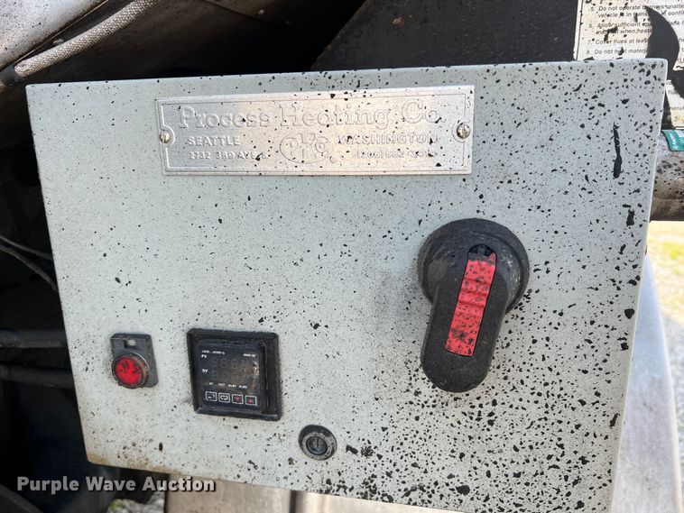 image for item LI9563 2004 Chevrolet C7500  oil distributor truck