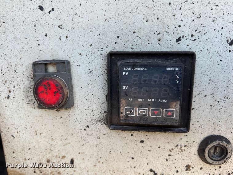 image for item LI9563 2004 Chevrolet C7500  oil distributor truck