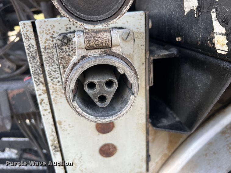 image for item LI9563 2004 Chevrolet C7500  oil distributor truck