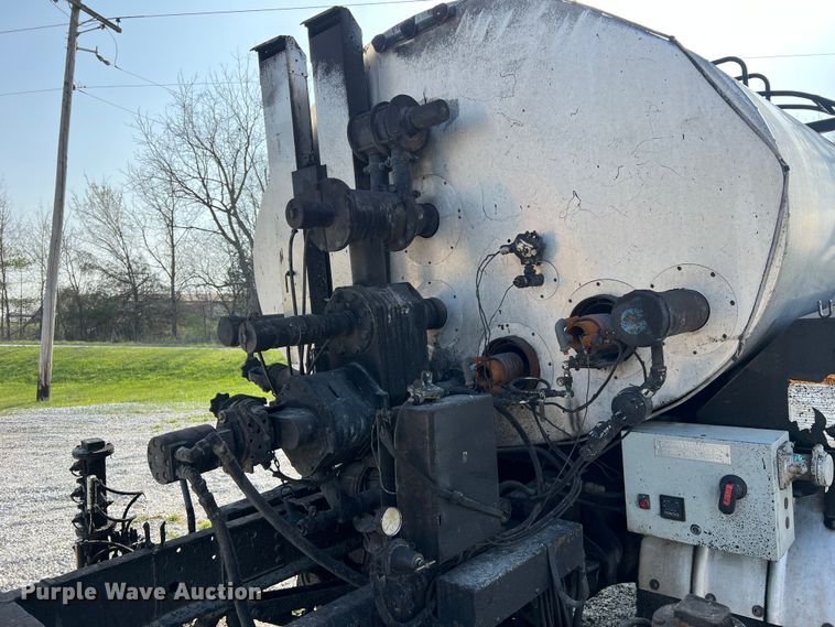 image for item LI9563 2004 Chevrolet C7500  oil distributor truck