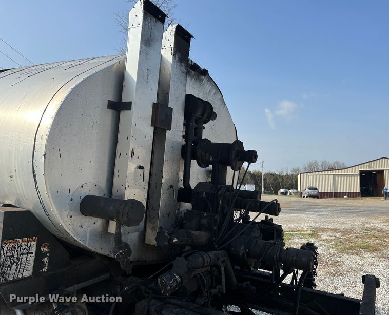 image for item LI9563 2004 Chevrolet C7500  oil distributor truck