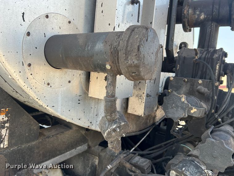 image for item LI9563 2004 Chevrolet C7500  oil distributor truck