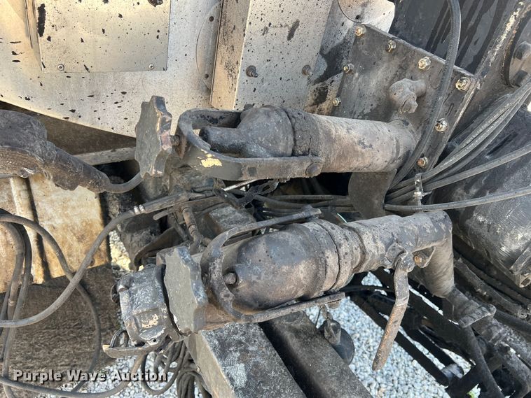 image for item LI9563 2004 Chevrolet C7500  oil distributor truck