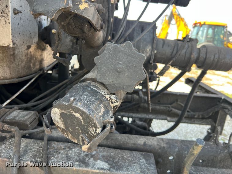 image for item LI9563 2004 Chevrolet C7500  oil distributor truck