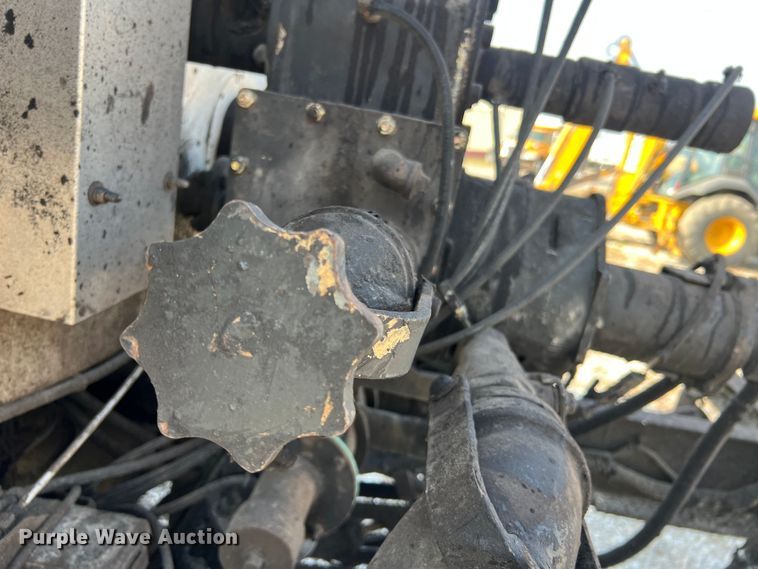 image for item LI9563 2004 Chevrolet C7500  oil distributor truck