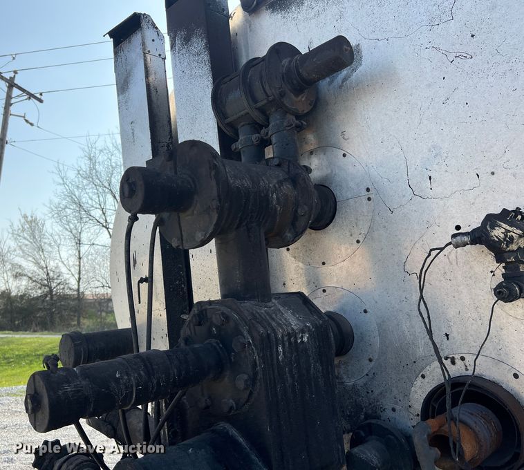 image for item LI9563 2004 Chevrolet C7500  oil distributor truck