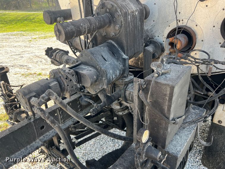 image for item LI9563 2004 Chevrolet C7500  oil distributor truck