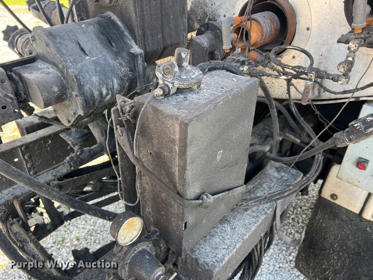 image for item LI9563 2004 Chevrolet C7500  oil distributor truck