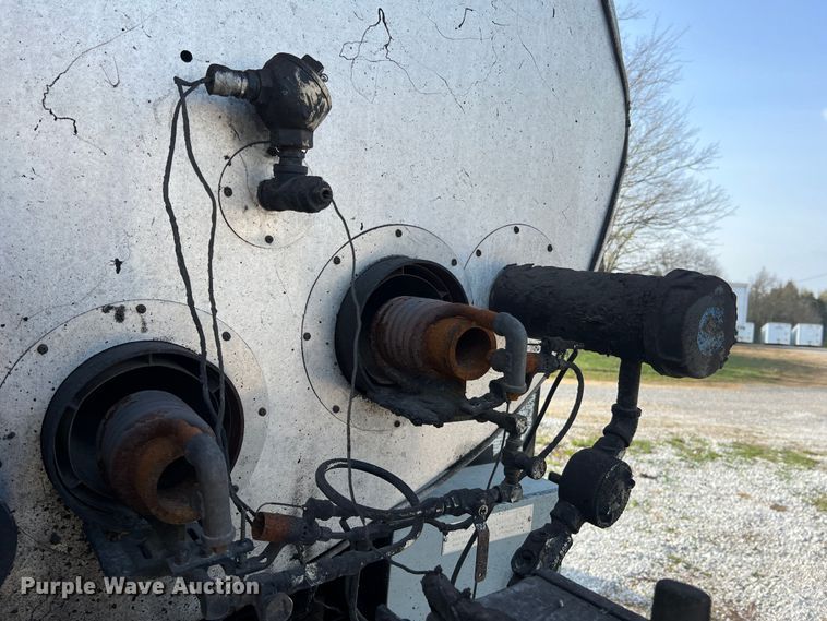 image for item LI9563 2004 Chevrolet C7500  oil distributor truck