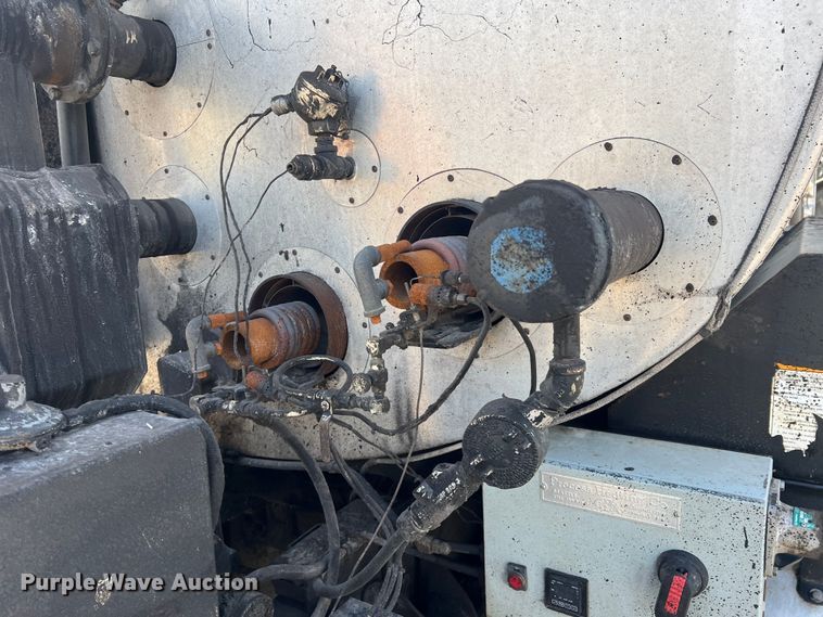 image for item LI9563 2004 Chevrolet C7500  oil distributor truck