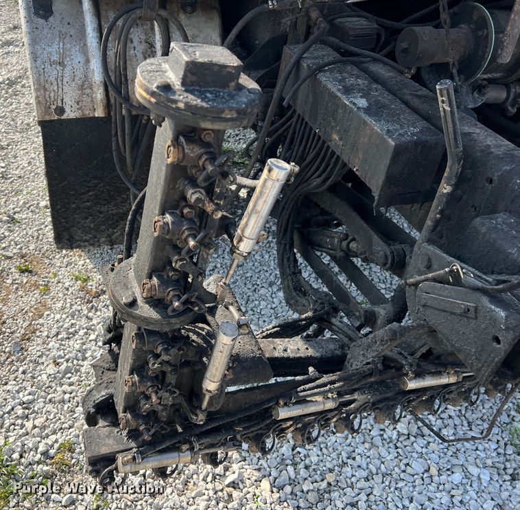 image for item LI9563 2004 Chevrolet C7500  oil distributor truck