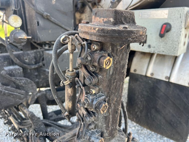 image for item LI9563 2004 Chevrolet C7500  oil distributor truck