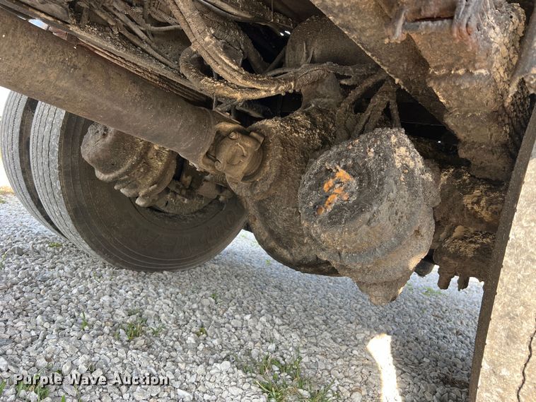 image for item LI9563 2004 Chevrolet C7500  oil distributor truck