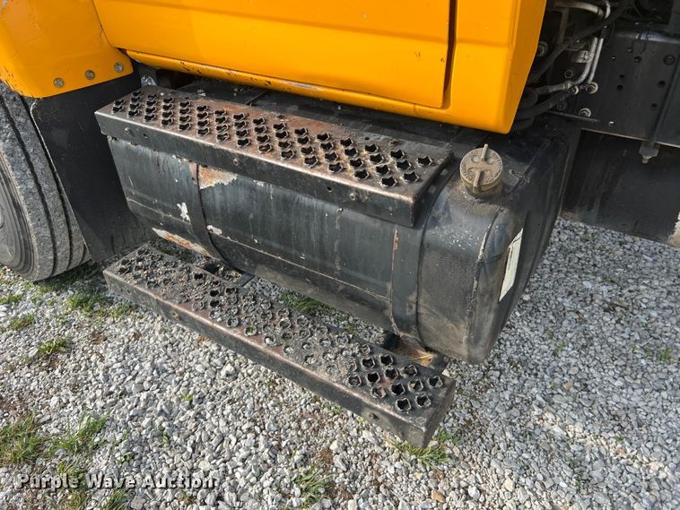 image for item LI9563 2004 Chevrolet C7500  oil distributor truck