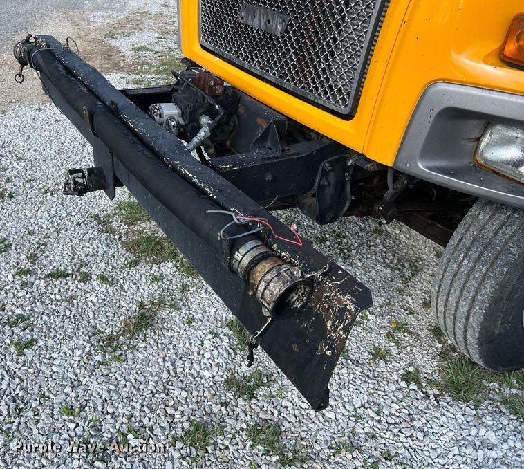 image for item LI9563 2004 Chevrolet C7500  oil distributor truck