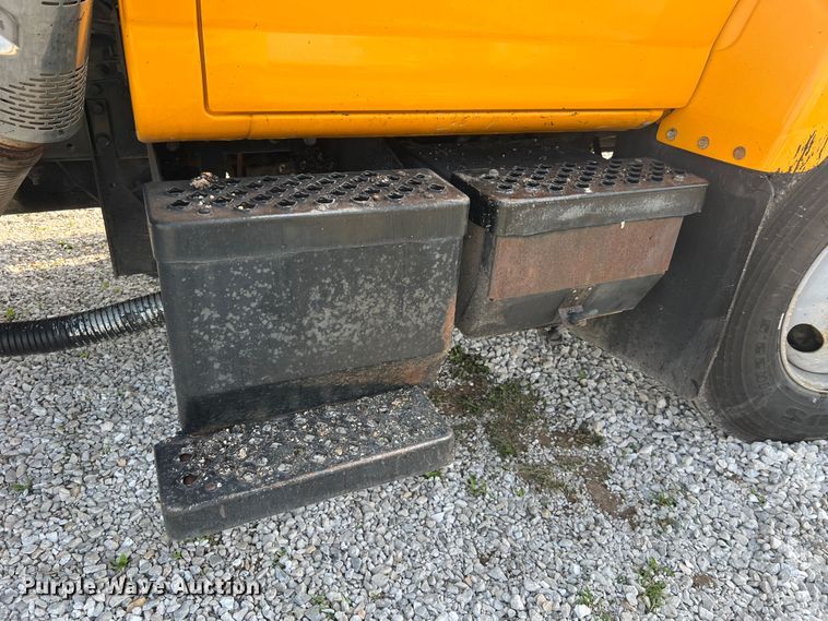 image for item LI9563 2004 Chevrolet C7500  oil distributor truck