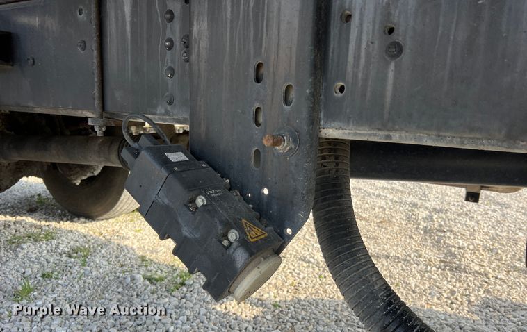 image for item LI9563 2004 Chevrolet C7500  oil distributor truck