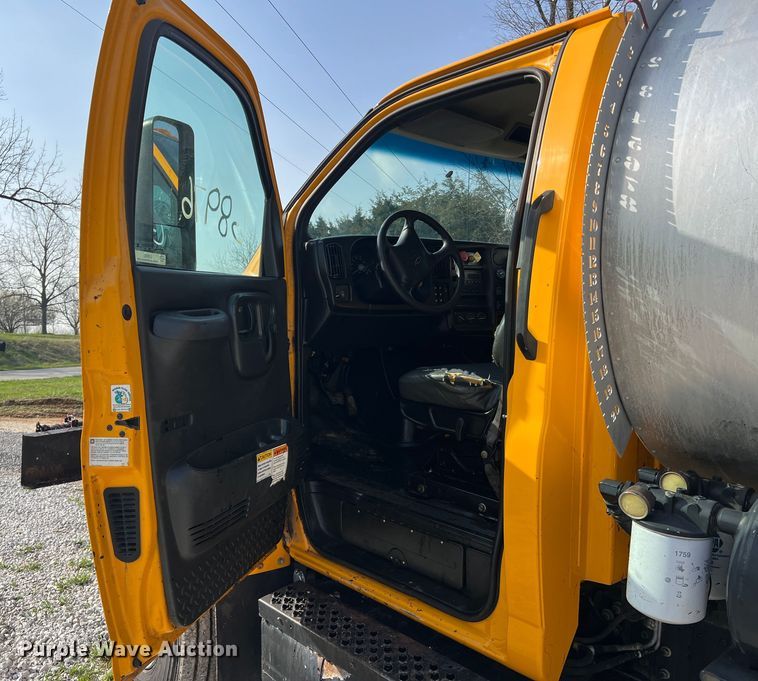 image for item LI9563 2004 Chevrolet C7500  oil distributor truck