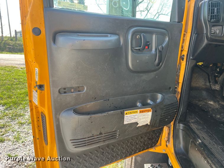 image for item LI9563 2004 Chevrolet C7500  oil distributor truck