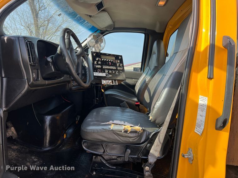 image for item LI9563 2004 Chevrolet C7500  oil distributor truck