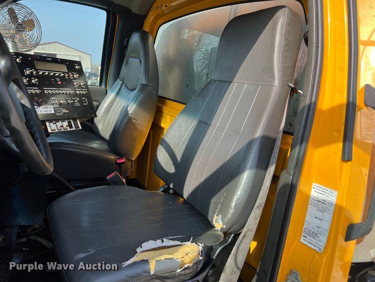 image for item LI9563 2004 Chevrolet C7500  oil distributor truck