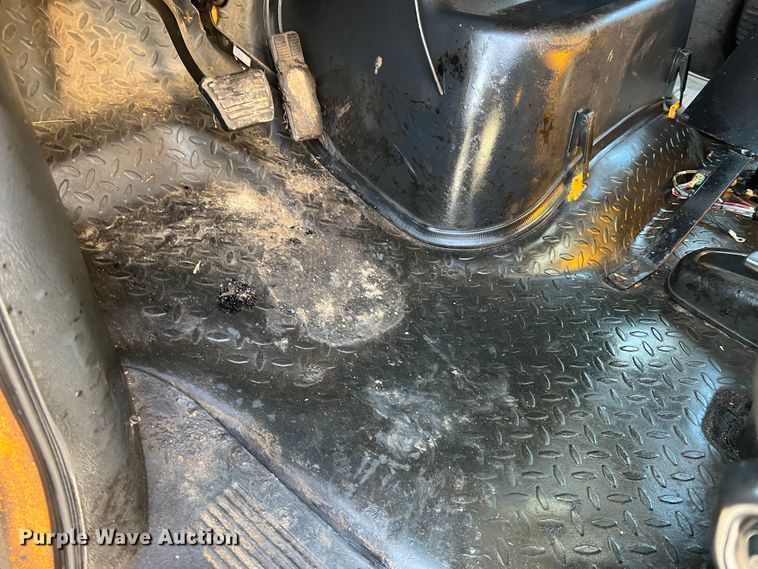 image for item LI9563 2004 Chevrolet C7500  oil distributor truck