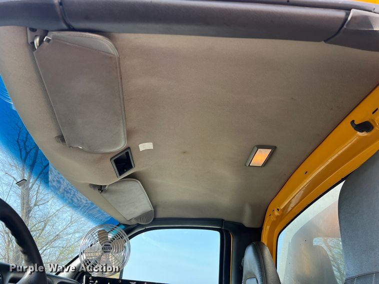 image for item LI9563 2004 Chevrolet C7500  oil distributor truck