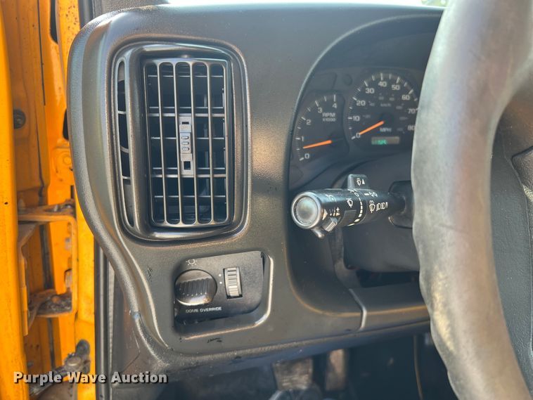 image for item LI9563 2004 Chevrolet C7500  oil distributor truck