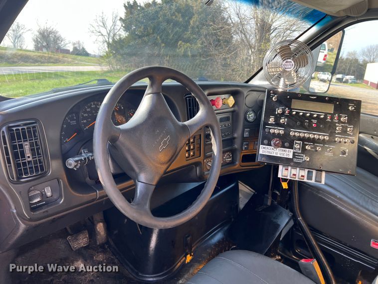 image for item LI9563 2004 Chevrolet C7500  oil distributor truck