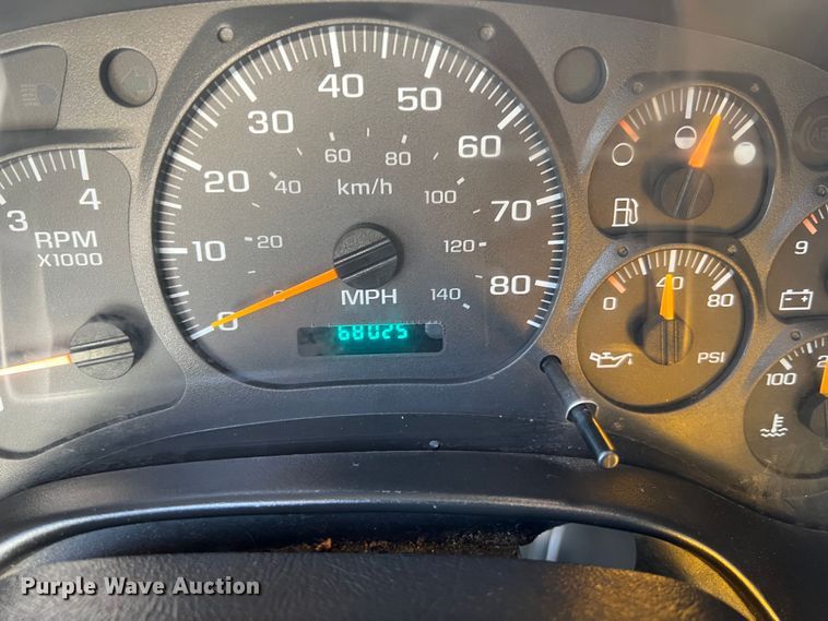 image for item LI9563 2004 Chevrolet C7500  oil distributor truck