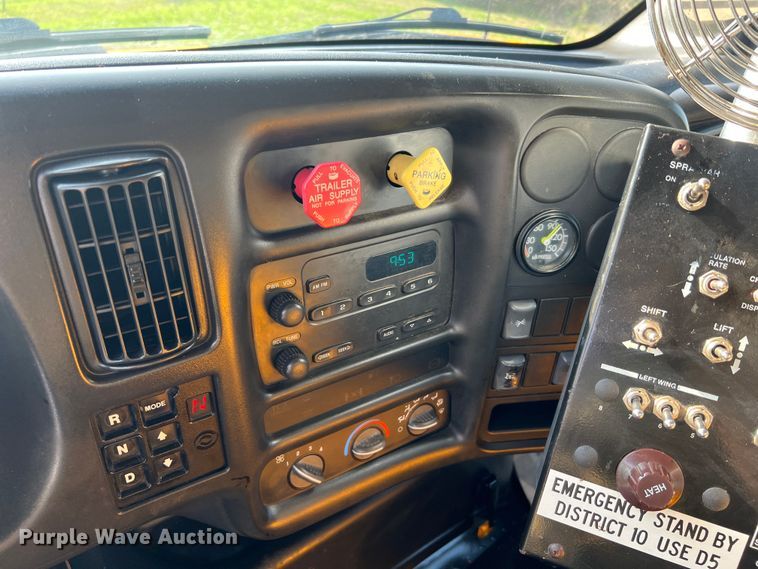 image for item LI9563 2004 Chevrolet C7500  oil distributor truck