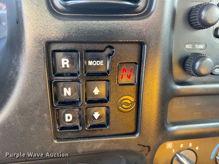 image for item LI9563 2004 Chevrolet C7500  oil distributor truck