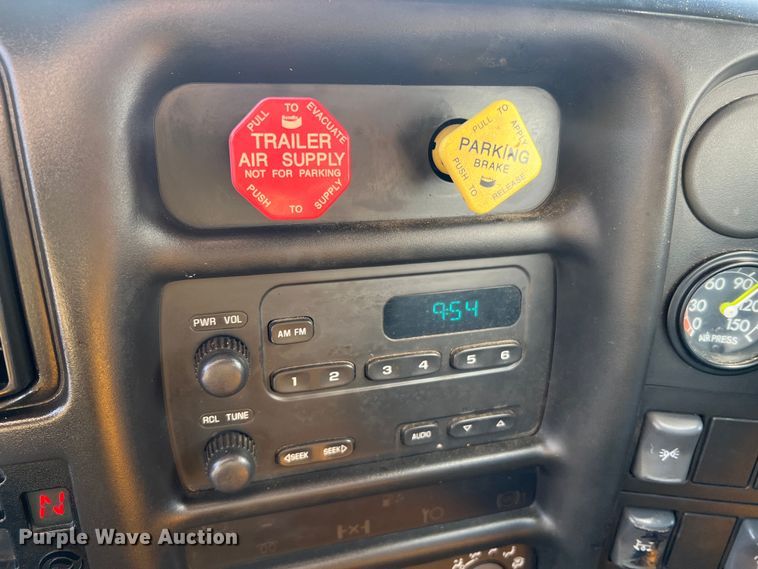 image for item LI9563 2004 Chevrolet C7500  oil distributor truck