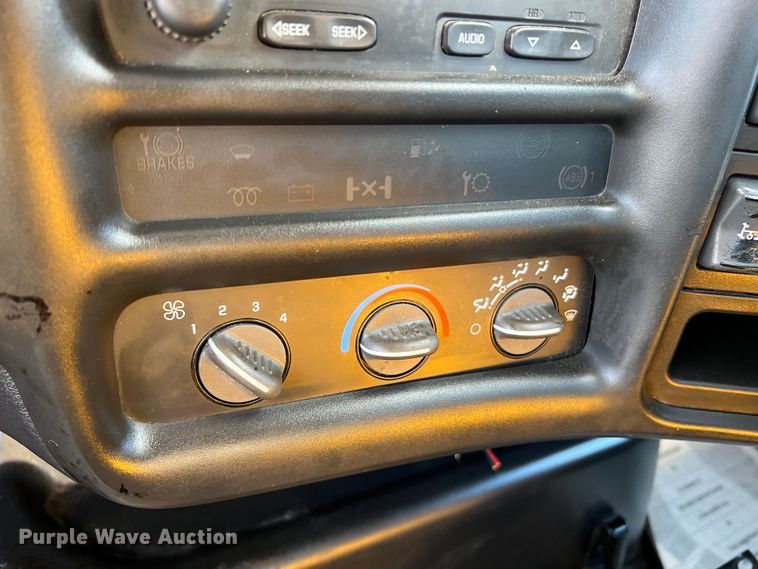 image for item LI9563 2004 Chevrolet C7500  oil distributor truck