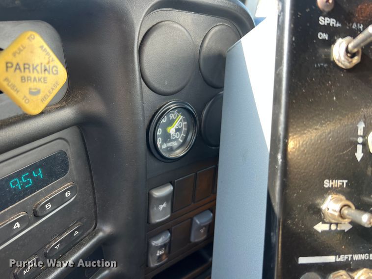 image for item LI9563 2004 Chevrolet C7500  oil distributor truck