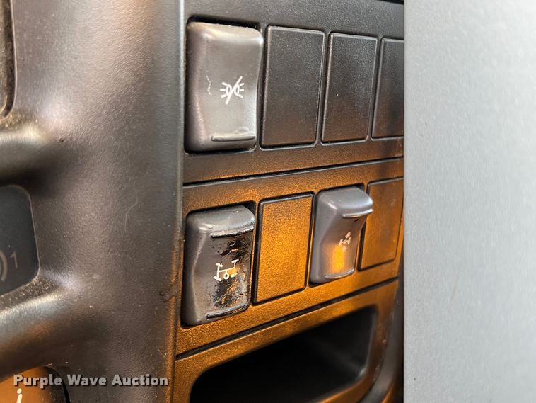 image for item LI9563 2004 Chevrolet C7500  oil distributor truck