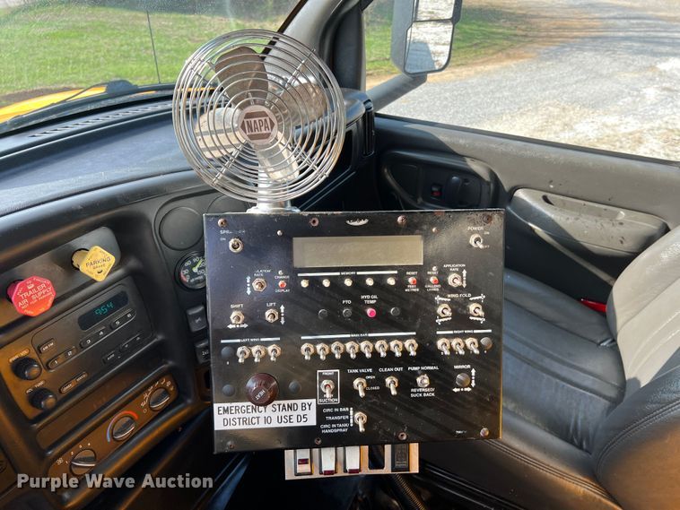 image for item LI9563 2004 Chevrolet C7500  oil distributor truck