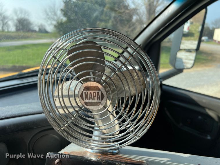 image for item LI9563 2004 Chevrolet C7500  oil distributor truck