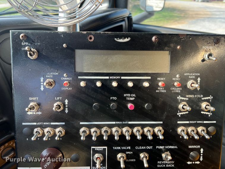 image for item LI9563 2004 Chevrolet C7500  oil distributor truck