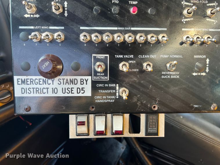 image for item LI9563 2004 Chevrolet C7500  oil distributor truck