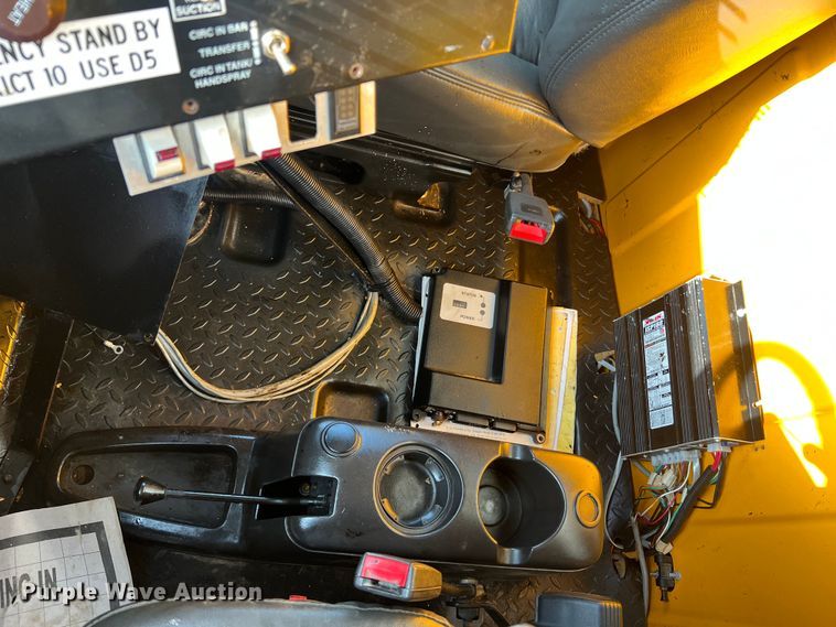 image for item LI9563 2004 Chevrolet C7500  oil distributor truck