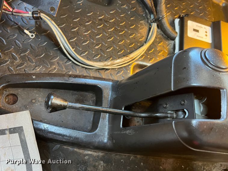 image for item LI9563 2004 Chevrolet C7500  oil distributor truck