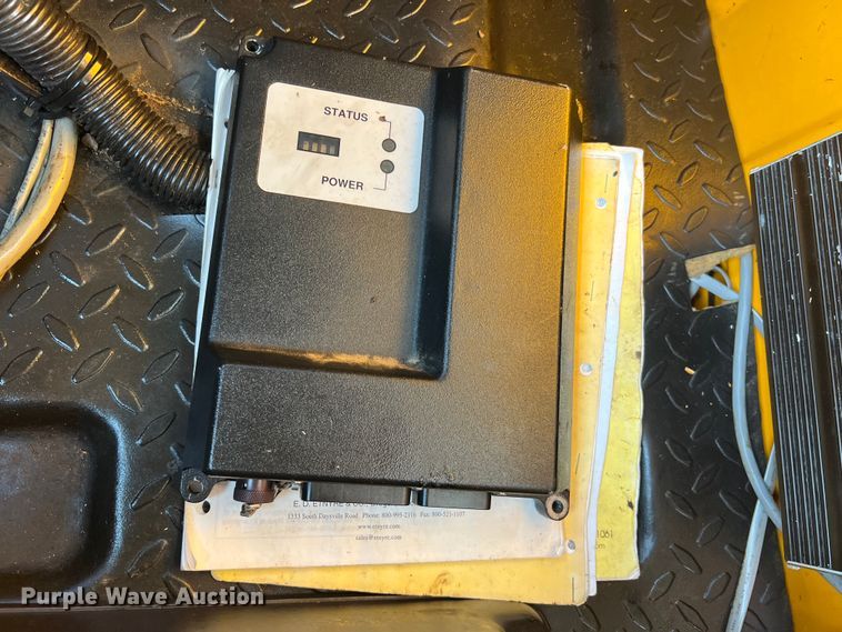 image for item LI9563 2004 Chevrolet C7500  oil distributor truck