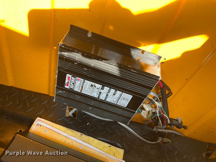 image for item LI9563 2004 Chevrolet C7500  oil distributor truck