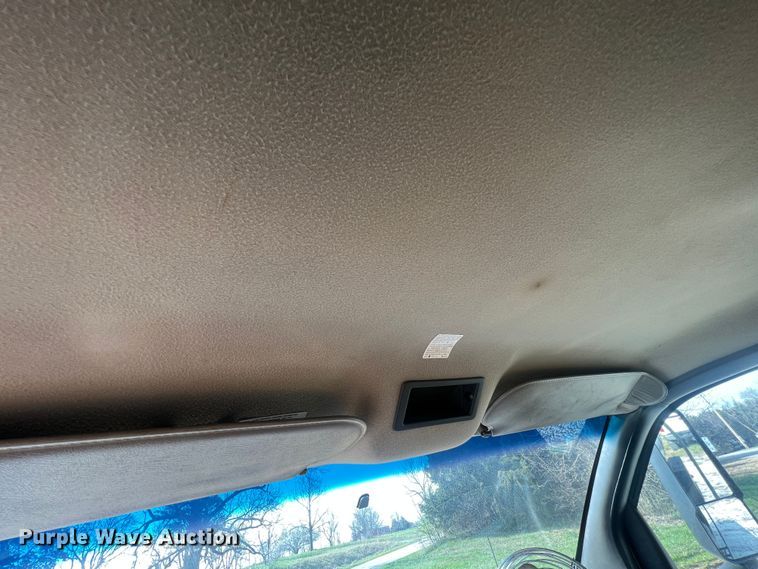 image for item LI9563 2004 Chevrolet C7500  oil distributor truck