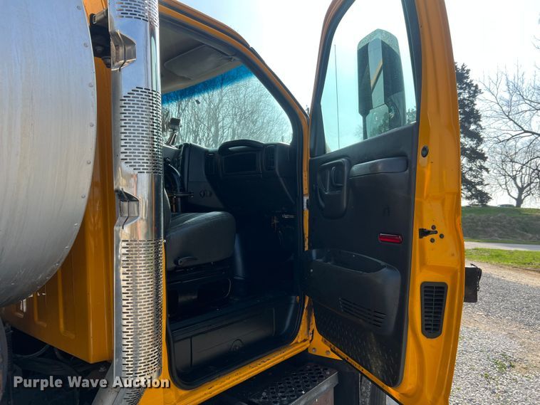 image for item LI9563 2004 Chevrolet C7500  oil distributor truck