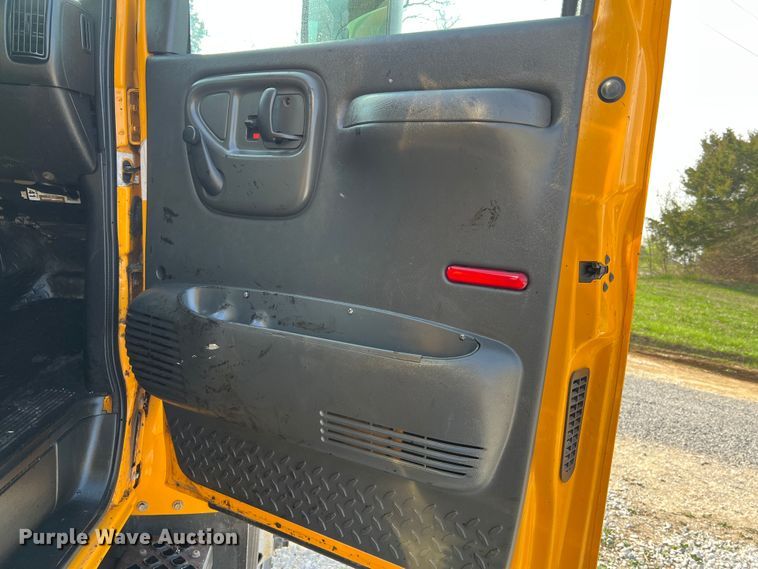 image for item LI9563 2004 Chevrolet C7500  oil distributor truck