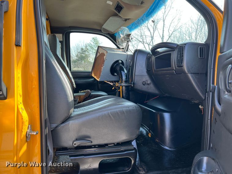 image for item LI9563 2004 Chevrolet C7500  oil distributor truck