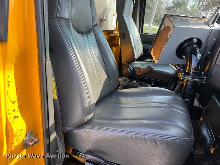 image for item LI9563 2004 Chevrolet C7500  oil distributor truck