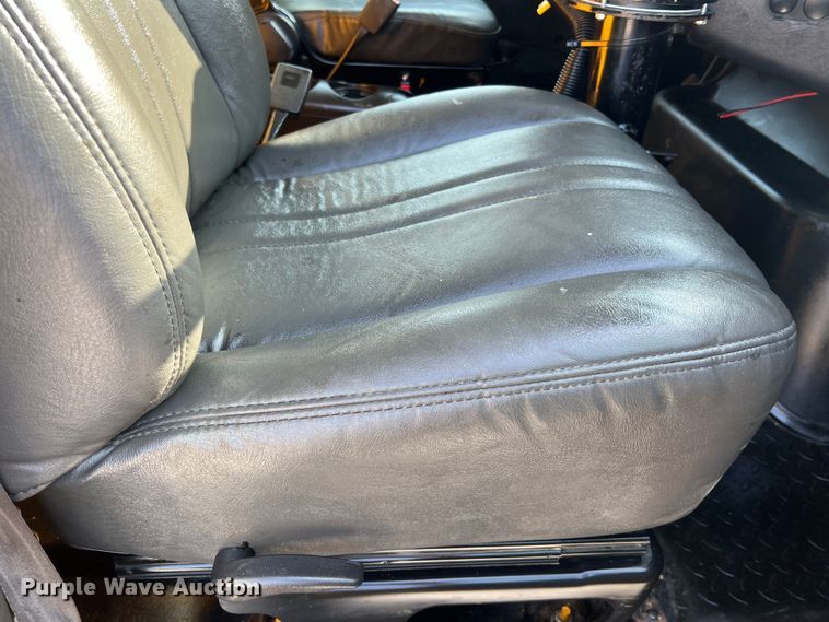 image for item LI9563 2004 Chevrolet C7500  oil distributor truck